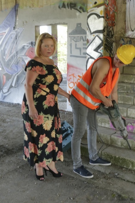 sohn macht einen ausflug mit mama hübsche nette foto